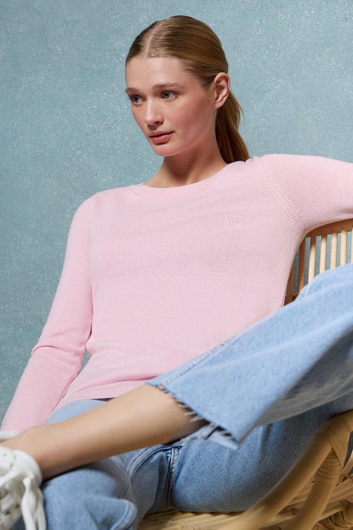 Schlichter Pullover rosa mit Rundkragen und Logo-Stickerei im gleichen Farbton