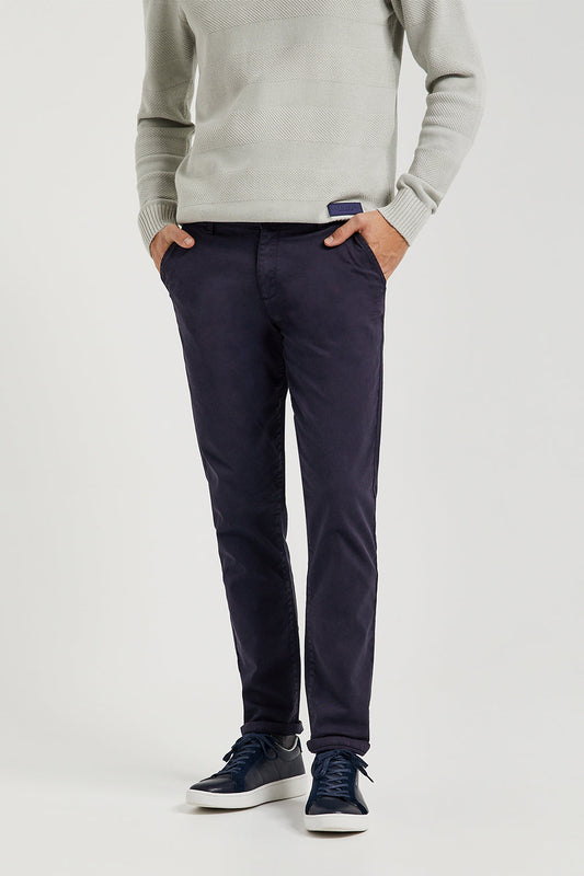 Marineblauwe chino met Polo Club-logo op de achterzak, slim fit