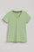 Damska koszulka w kolorze zielonego jabłuszka z dekoltem w szpic, z krótkim rękawem i z wyszywanym logo Rigby Go