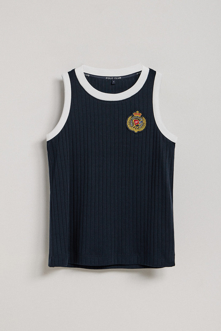 Koszulka top Tamika w kolorze granatowym z kontrastową naszywką z motywem żeglarskim na piersi.