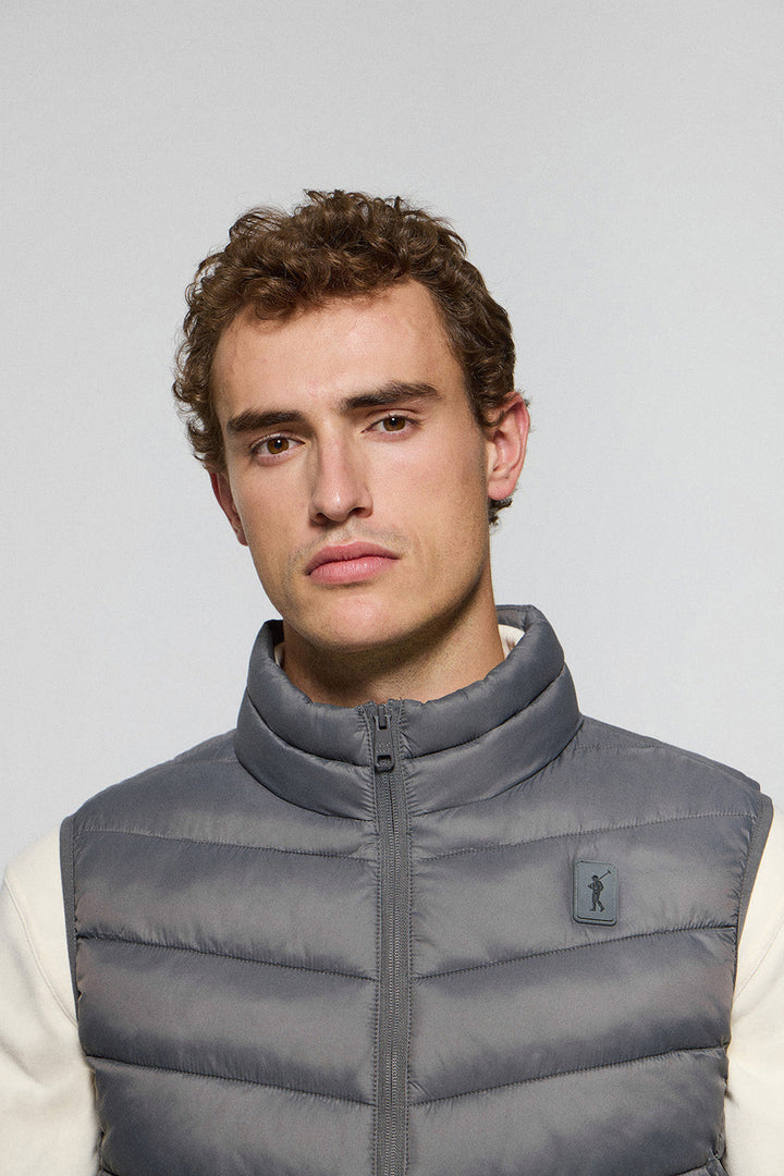 Gilet ultraleggero Chase grigio scuro con toppa Rigby Go