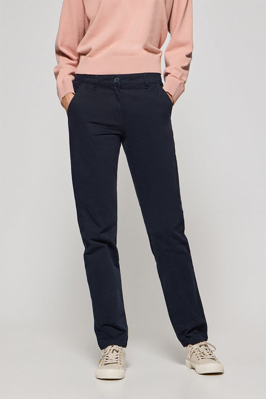 Pantalon chino May bleu marine avec broderie Polo Club sur une poche minimaliste