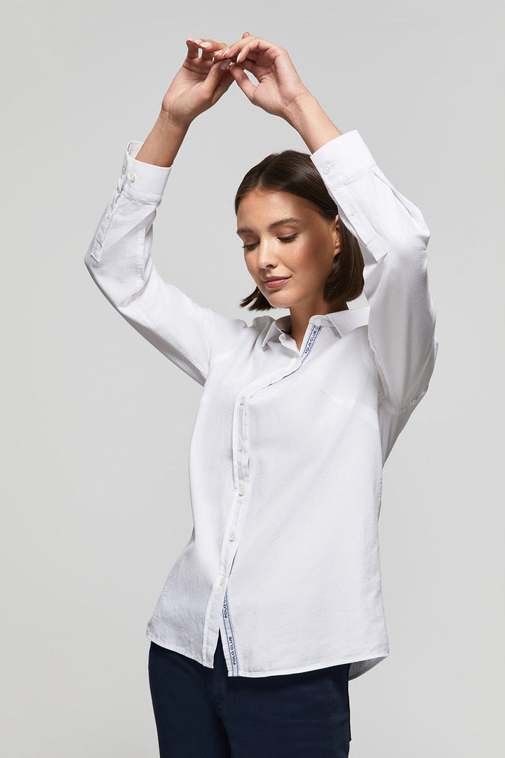 Chemise en coton délavé blanche avec détail brodé sur la poitrine