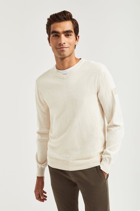 Beżowy sweter z dekoltem w szpic i z kaszmirem
