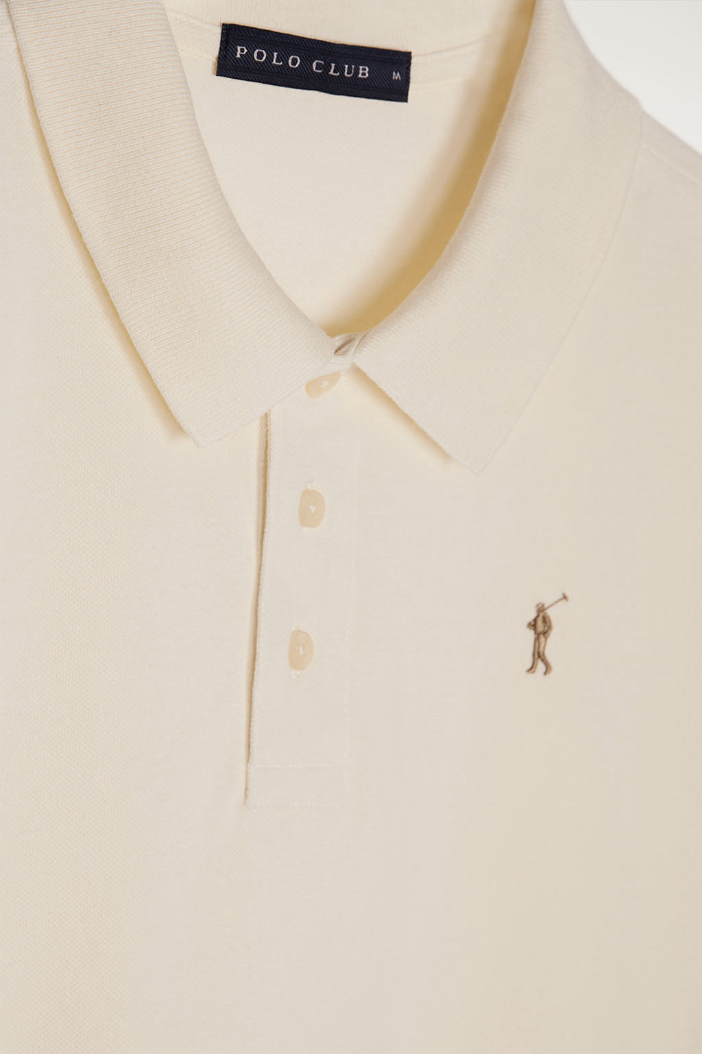 Polo beige piqué con tapeta de tres botones y logo bordado en contraste | HOMBRE  | POLO CLUB