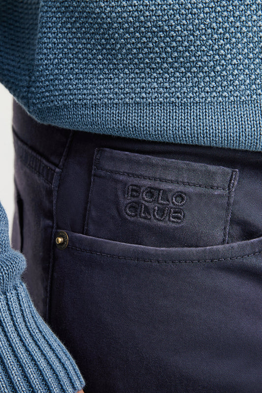Granatowe spodnie z pięcioma kieszeniami i wyszywanym logo