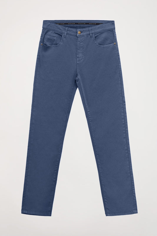 Spodnie w kolorze niebieskiego denimu z pięcioma kieszeniami i wyszywanym logo