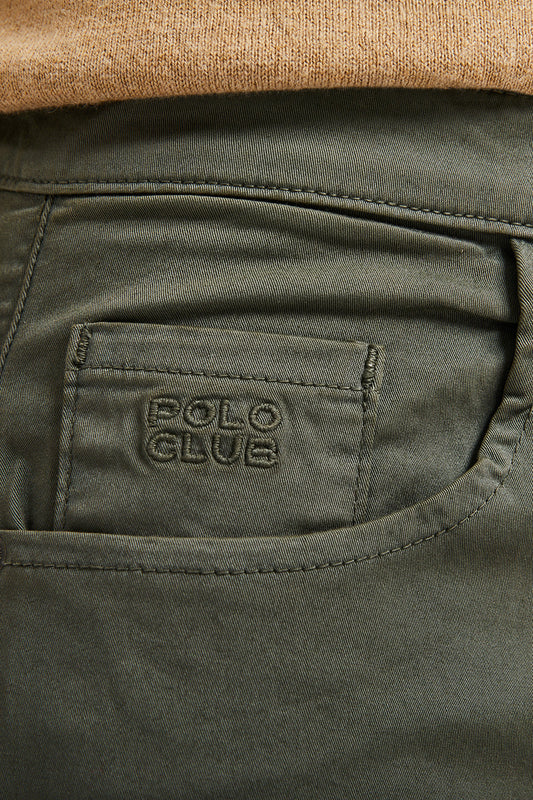 Pantalón verde de cinco bolsillos con logo bordado
