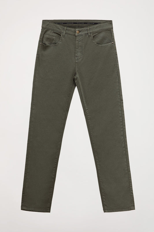 Pantalón verde de cinco bolsillos con logo bordado