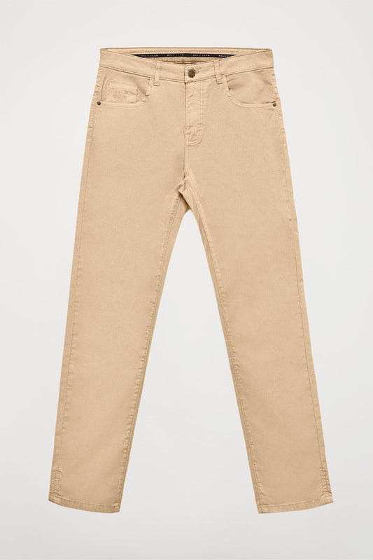 Pantalón arena de cinco bolsillos con logo bordado