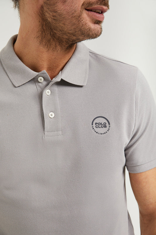 Piqué-Poloshirt grau mit Knopfleiste mit drei Knöpfen und gummiertem Logo