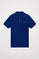 Koszulka polo pique w kolorze królewskiego błękitu z plisą z trzema guzikami i gumowanym logo