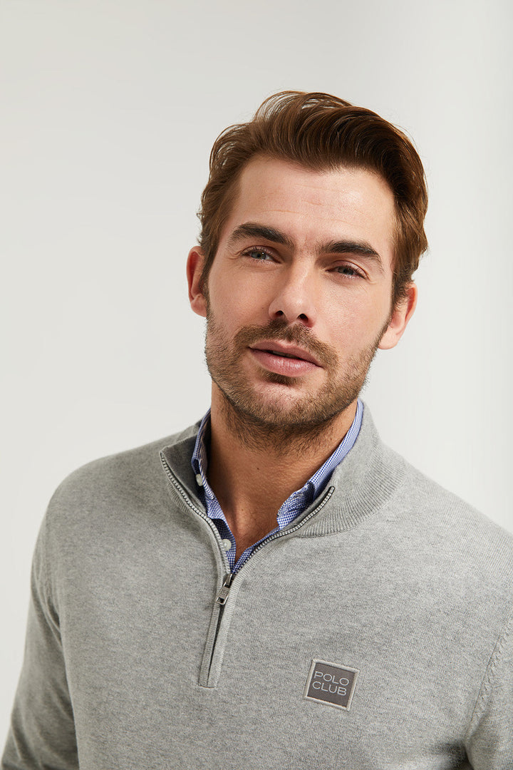 Schlichter Pullover grau meliert mit hohem Kragen, Reißverschluss und Polo Club Logo