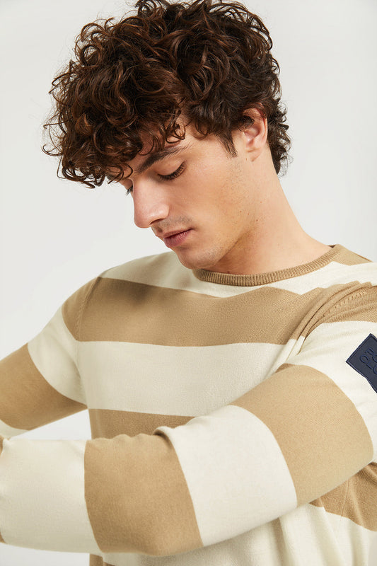Piaskowy sweter color block w paski z okrągłym dekoltem i detalami na rękawach
