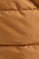 Chaleco acolchado marrón con capucha y logo en el pecho