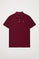 Piqué-Poloshirt bordeauxrot mit Knopfleiste mit drei Knöpfen und Logo-Stickerei in Kontrastfarbe