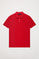Czerwona koszulka polo pique z plisą z trzema guzikami i kontrastującym wyszywanym logo