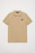 Piqué-Poloshirt sandfarben mit Knopfleiste mit drei Knöpfen und Polo Club Detail