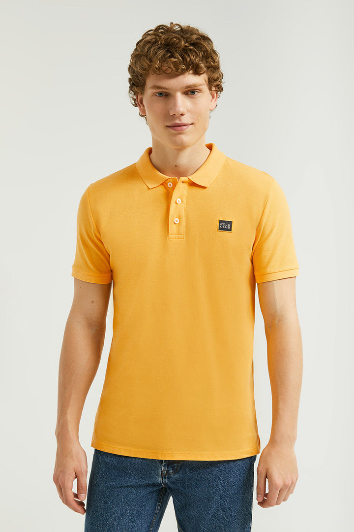 Koszulka polo pique w kolorze bursztynowym z plisą z trzema guzikami i detalem Polo Club
