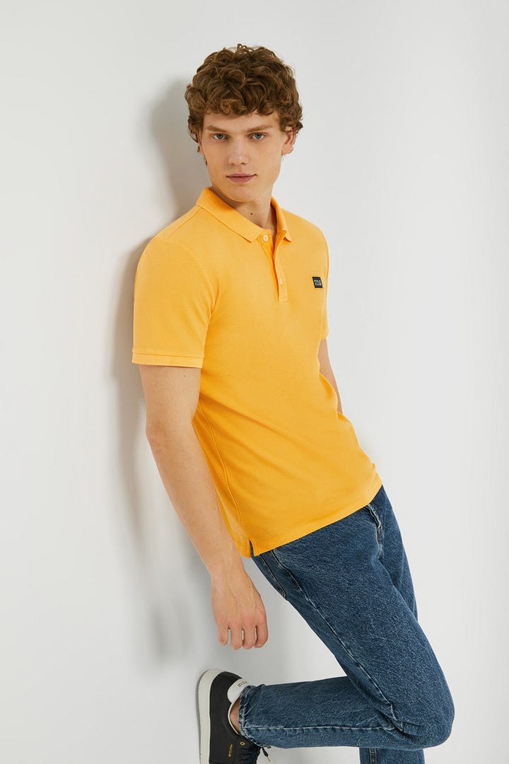 Piqué-Poloshirt bernsteinfarben mit Knopfleiste mit drei Knöpfen und Polo Club Detail