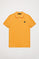 Piqué-Poloshirt bernsteinfarben mit Knopfleiste mit drei Knöpfen und Polo Club Detail