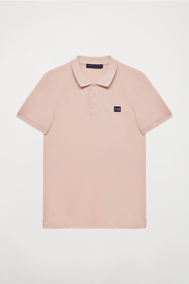 Koszulka polo pique w kolorze różu pudrowego z plisą z trzema guzikami i detalem Polo Club