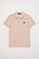 Koszulka polo pique w kolorze różu pudrowego z plisą z trzema guzikami i detalem Polo Club