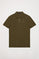 Koszulka polo pique w kolorze oliwkowym z plisą z trzema guzikami i kontrastującym wyszywanym logo