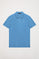 Piqué-Poloshirt blau mit Knopfleiste mit drei Knöpfen und Logo-Stickerei in Kontrastfarbe