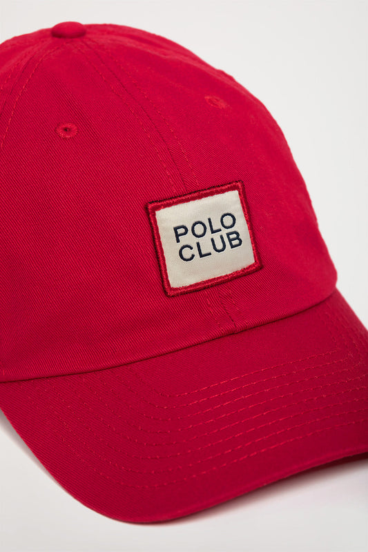 Casquette rouge avec une étiquette Polo Club