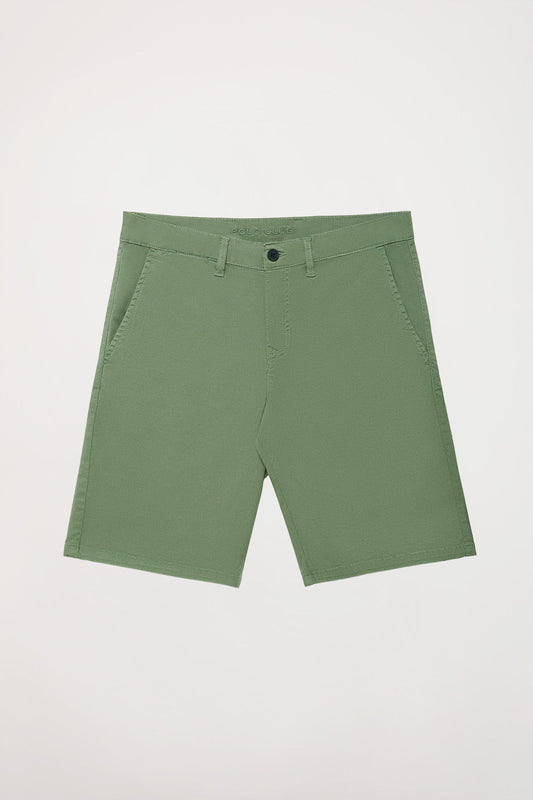 Bermuda relaxed verde chiaro con logo ricamato