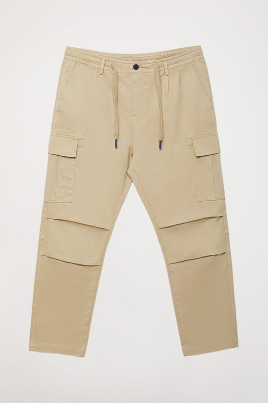 Pantalón cargo color arena con logo bordado