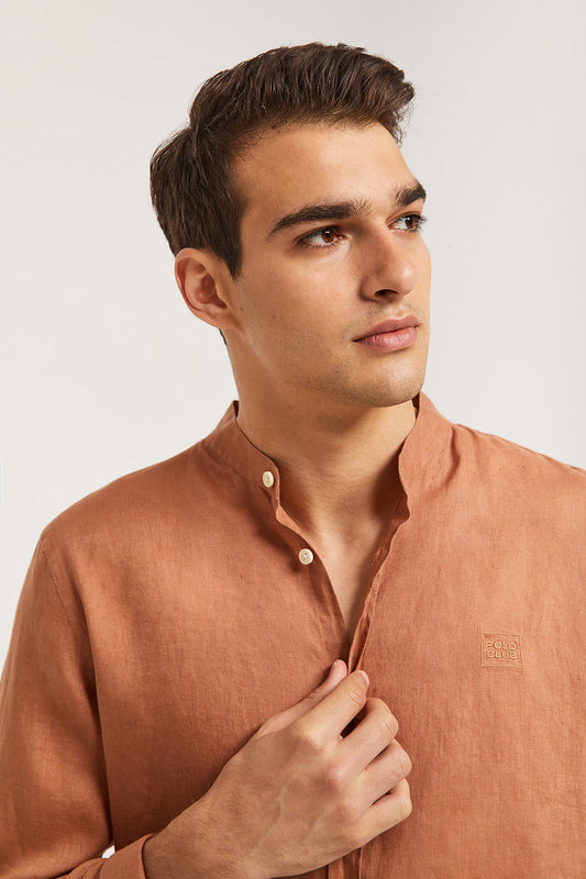 Chemise en lin marron à col mao et logo brodé