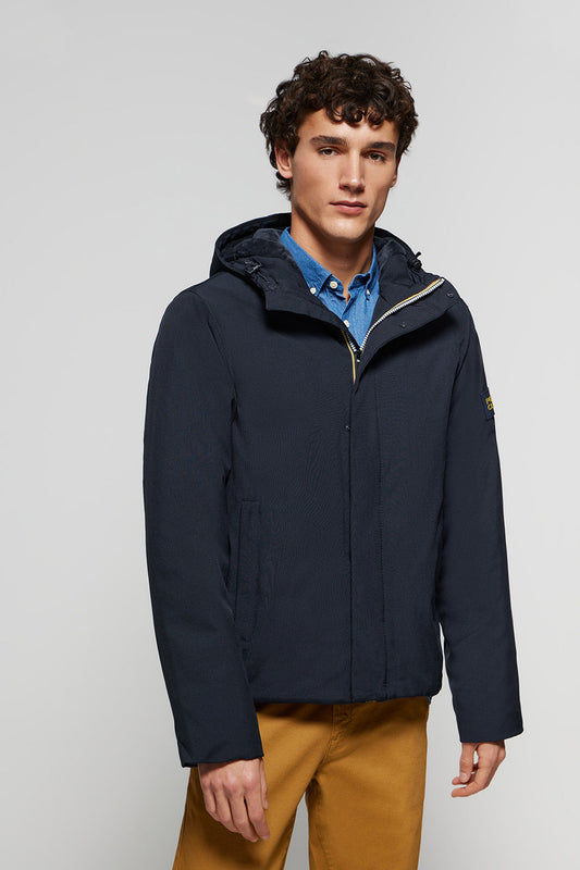 Marineblauwe technische jas met kap en tweekleurige Polo Club-patch