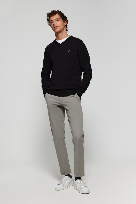 Schlichter Pullover schwarz mit V-Kragen und Rigby Go Logo