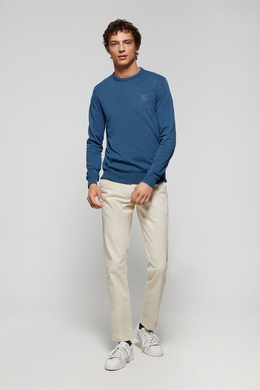 Schlichter Pullover denimblau mit Rundkragen und Logo im gleichen Farbton