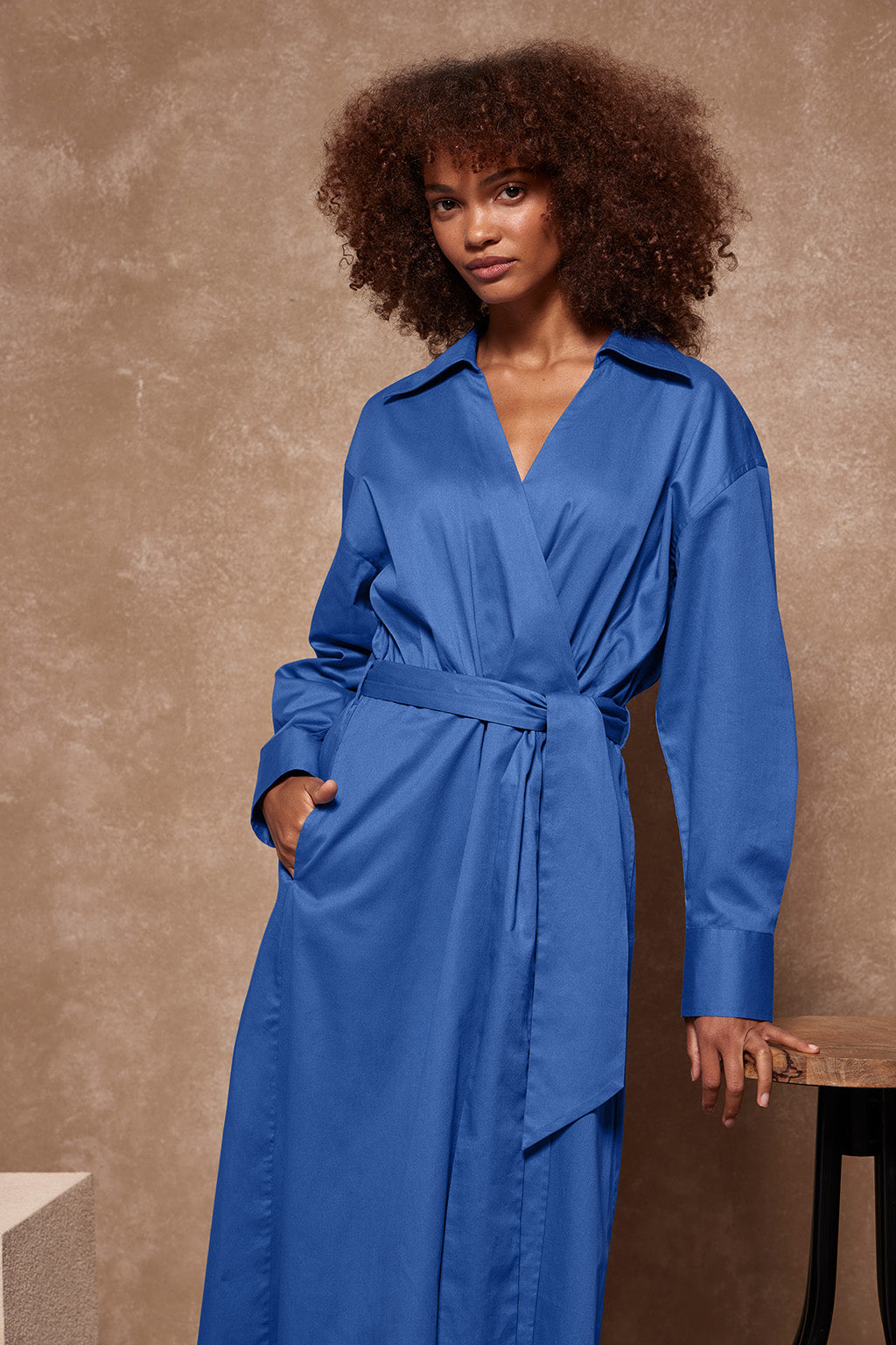 Lange koningsblauwe jurk Capri met detail aan de kraag