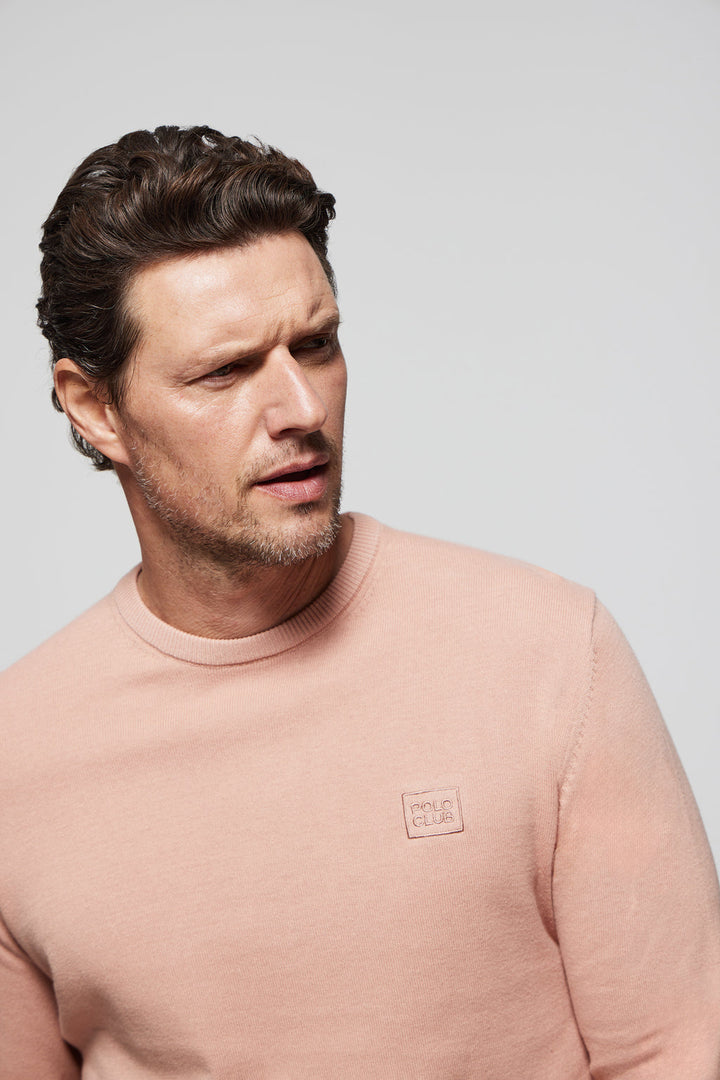 Maglione basic a girocollo rosa pallido con logo ricamato tono su tono