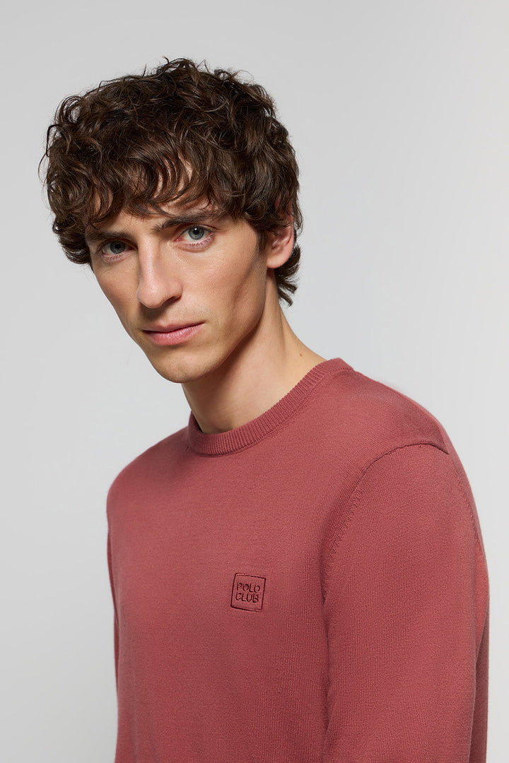 Maglione basic a girocollo color terracotta con logo ricamato tono su tono