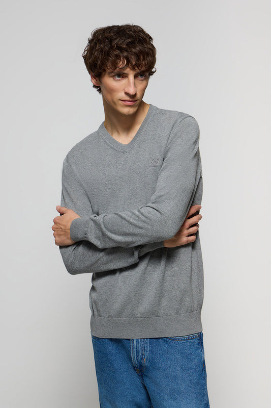 Schlichter Pullover grau meliert mit V-Kragen und Logo im gleichen Farbton