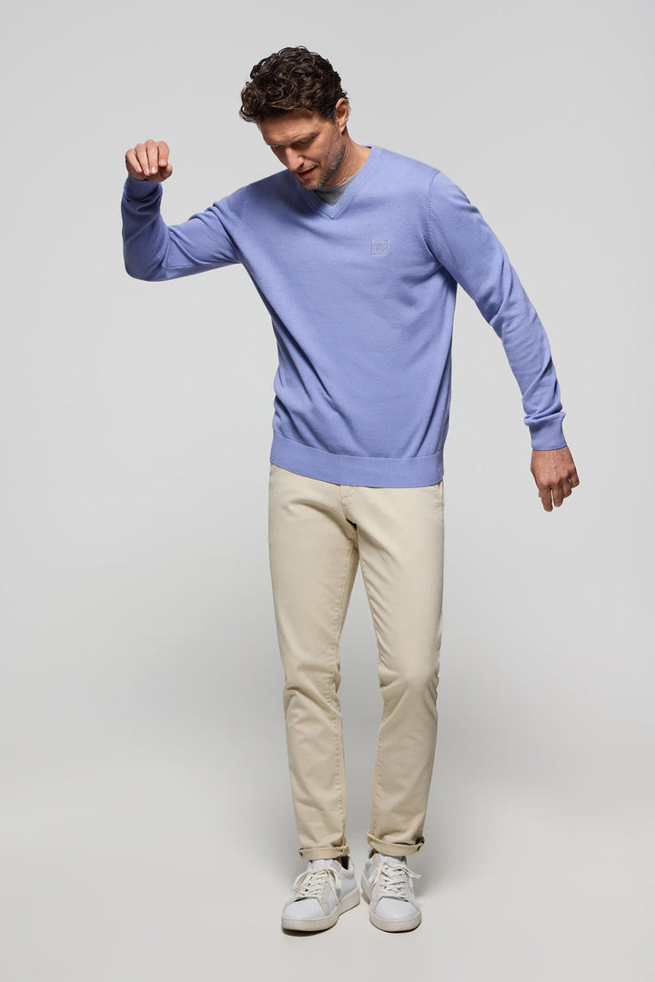 Maglione basic con collo a v blu lavanda con logo ricamato tono su tono