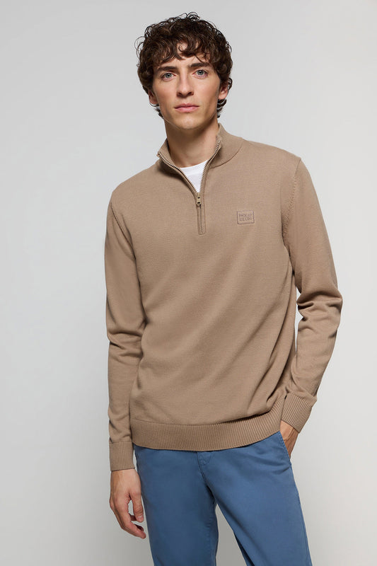 Basic okerbruine trui met rits en geborduurd logo in dezelfde kleur