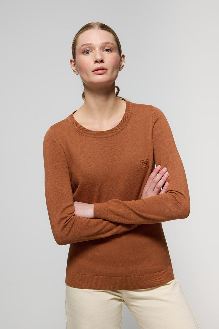 Schlichter Pullover orangerot mit Rundkragen und Logo-Stickerei im gleichen Farbton