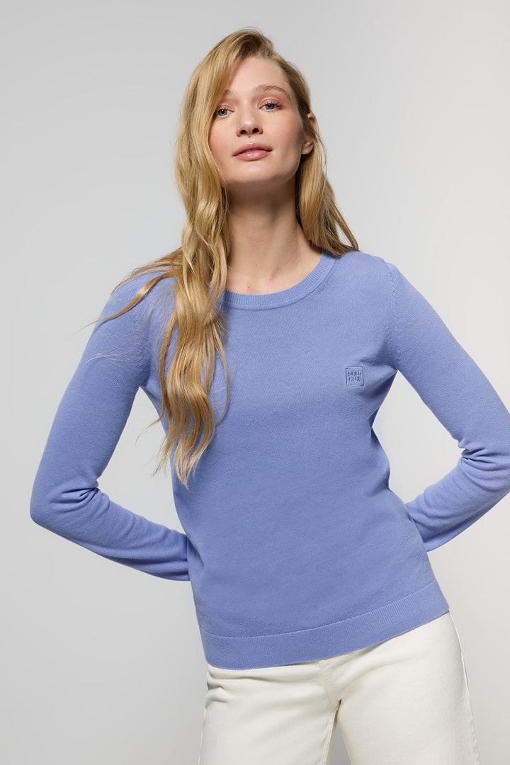 Basic lavendelblauwe trui met ronde hals en geborduurd logo in dezelfde kleur