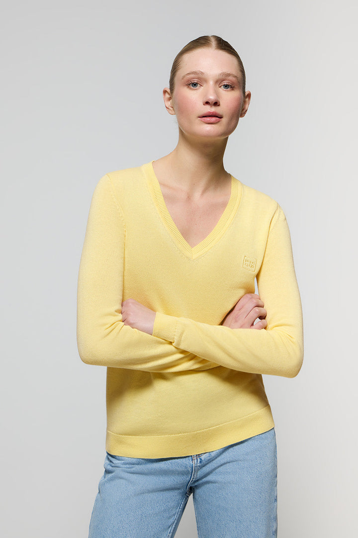 Uniwersalny sweter w kolorze kremowym z dekoltem w szpic i dopasowanym kolorystycznie, wyszywanym logo